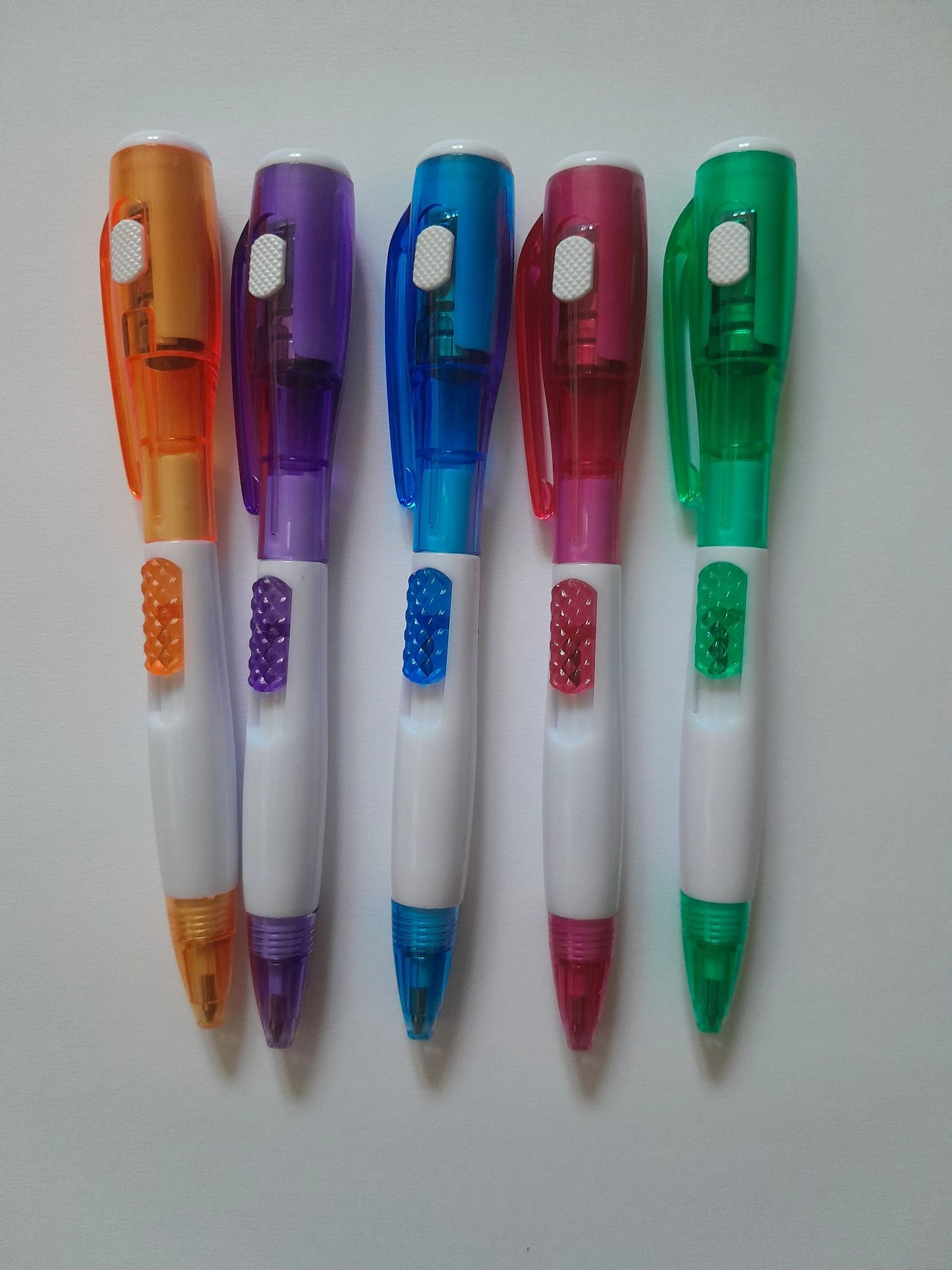 Lot de 5 stylos billes lumineux très bon état 